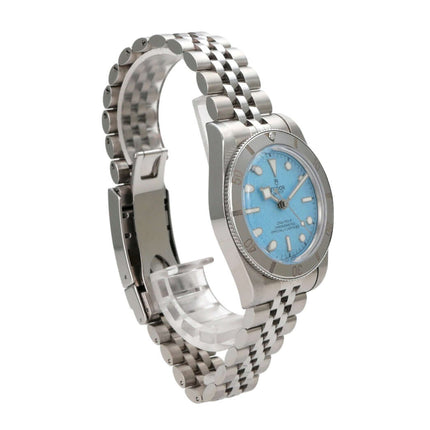 Tudor Heritage Black Bay 54 M79000-0001 mit blauem Zifferblatt und Edelstahlarmband, seitlich sichtbar.