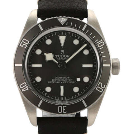Tudor Heritage Black Bay Fifty-Eight 925 Uhr mit schwarzem Zifferblatt und braunem Lederband, Gehäuse aus 925er Silber.