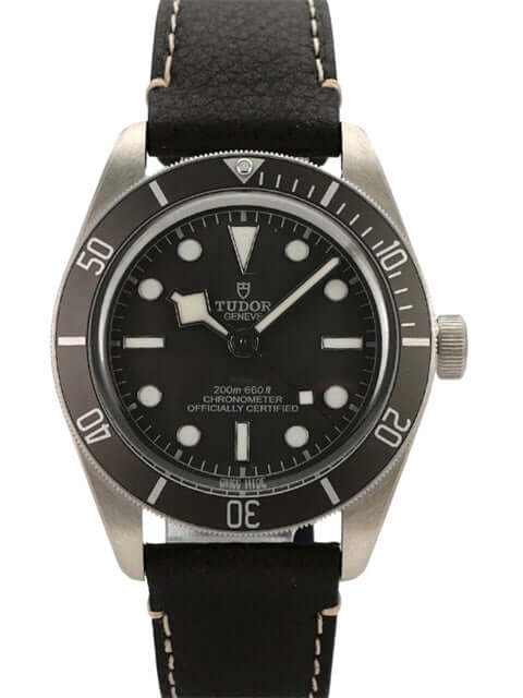 Tudor Heritage Black Bay Fifty-Eight 925 Uhr mit schwarzem Zifferblatt und braunem Lederband, Gehäuse aus 925er Silber.