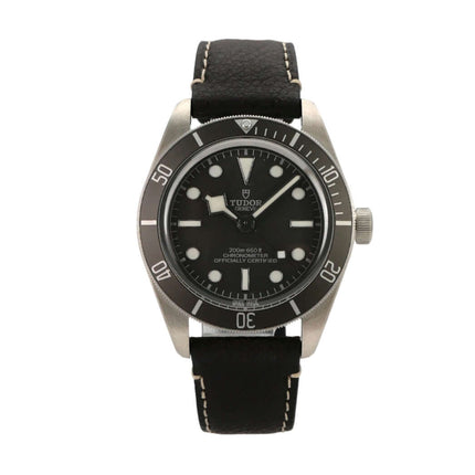Tudor Heritage Black Bay Fifty-Eight 925 M79010SG-0001 mit schwarzem Lederarmband und grauem Zifferblatt.