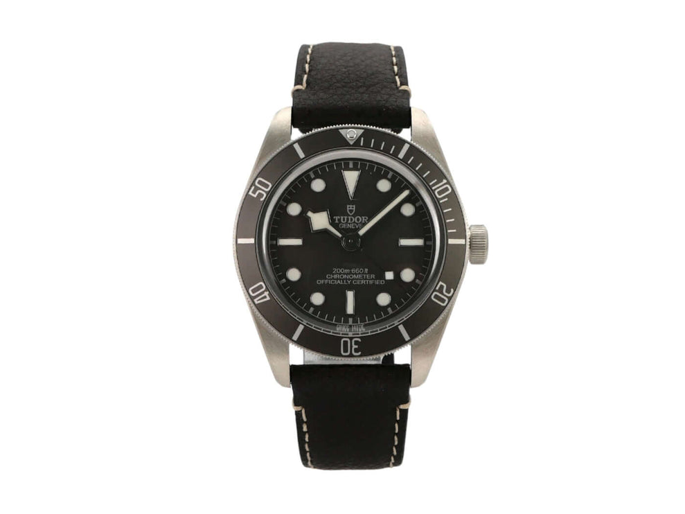 Tudor Heritage Black Bay Fifty-Eight 925 M79010SG-0001 mit schwarzem Lederarmband und grauem Zifferblatt.