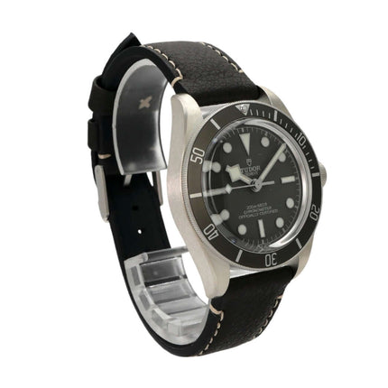 Tudor Heritage Black Bay Fifty-Eight 925 M79010SG-0001 Uhr mit schwarzem Lederband und grauem Zifferblatt.