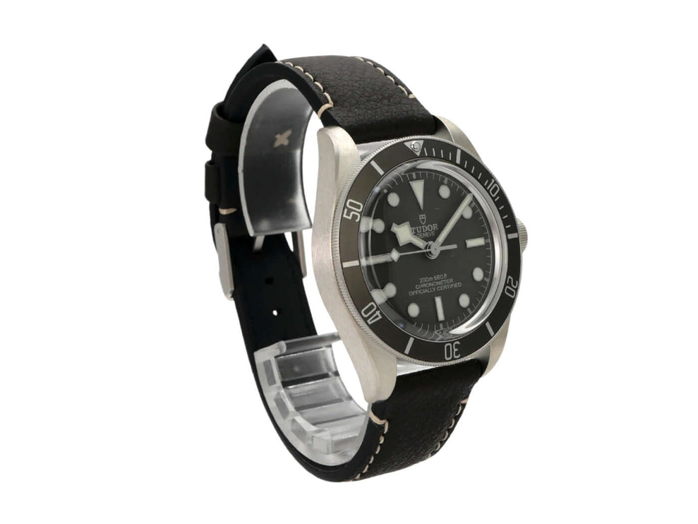 Tudor Heritage Black Bay Fifty-Eight 925 M79010SG-0001 Uhr mit schwarzem Lederband und grauem Zifferblatt.