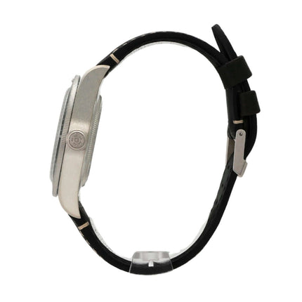 Seitenansicht der Tudor Heritage Black Bay Fifty-Eight 925 mit schwarzem Lederarmband und satiniertem 925er Silbergehäuse.