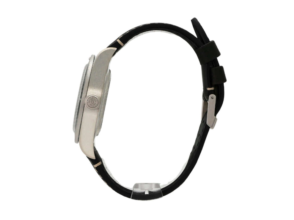 Seitenansicht der Tudor Heritage Black Bay Fifty-Eight 925 mit schwarzem Lederarmband und satiniertem 925er Silbergehäuse.