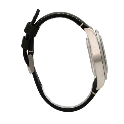 Seitenansicht der Tudor Heritage Black Bay Fifty-Eight 925 Uhr mit braunem Lederband und silbernem Gehäuse