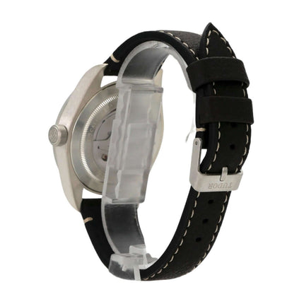 Seitenansicht der Tudor Heritage Black Bay Fifty-Eight 925 mit schwarzem Lederarmband und silbernem Gehäuse.