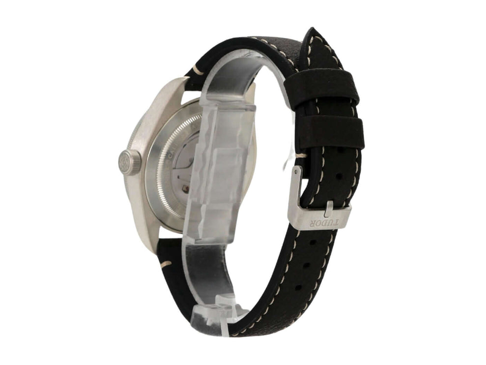 Seitenansicht der Tudor Heritage Black Bay Fifty-Eight 925 mit schwarzem Lederarmband und silbernem Gehäuse.