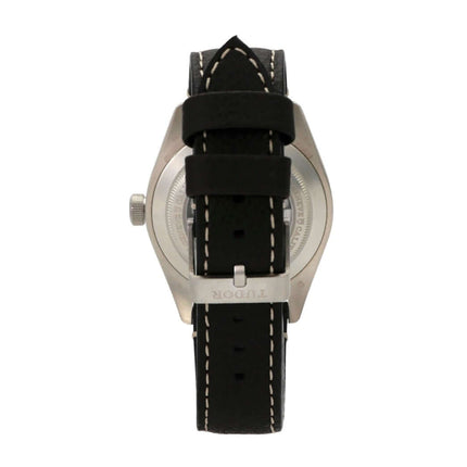 Tudor Heritage Black Bay Fifty-Eight 925 Ref. M79010SG-0001, Rückansicht mit schwarzem Lederband und satiniertem Gehäuse aus 925er Silber.