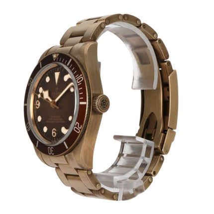 Tudor Black Bay 58 Bronze Uhr seitliche Ansicht mit braunem Zifferblatt und bronze Edelstahlarmband
