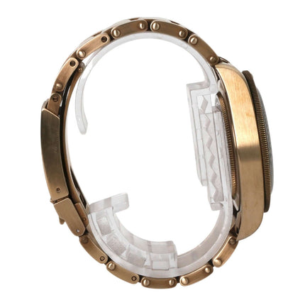 Seitenansicht der Tudor Black Bay 58 Bronze M79012M-0001 Uhr mit Edelstahlband und bronzenem Gehäuse.