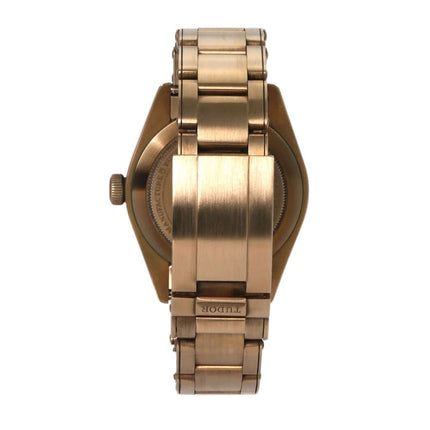 Rückseite der Tudor Black Bay 58 Bronze M79012M-0001 Uhr mit bronzenem Edelstahlarmband.