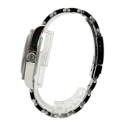 Seitenansicht des Tudor Heritage Black Bay Fifty-Eight M79030N-0001 mit Edelstahlarmband und schwarzer Lünette.