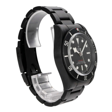 Tudor Black Bay Automatik Dark M79230DK-0005 mit schwarz PVD-beschichtetem Edelstahl und drehbarer Lünette.