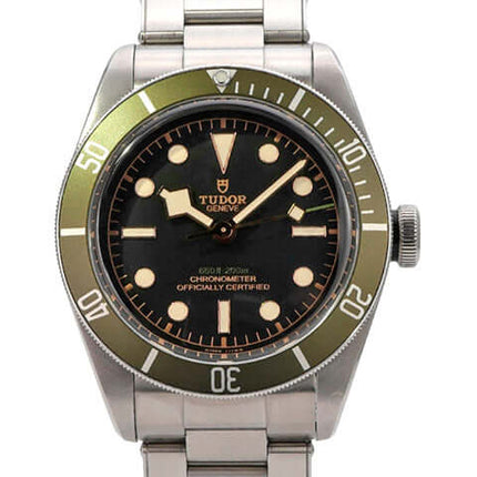 Tudor Black Bay M79230G-0001 Harrods Edition mit grünem Lünette und mattschwarzem Zifferblatt.