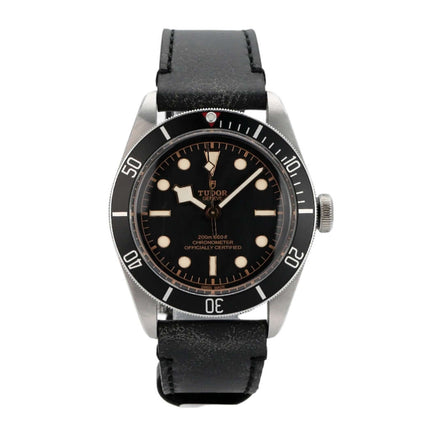 Tudor Heritage Black Bay M79230N-0008 mit schwarzem Lederband und schwarzem Zifferblatt, Edelstahlgehäuse, 41 mm, drehbare Lünette.