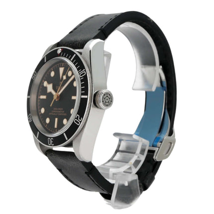 Tudor Heritage Black Bay Lederband M79230N-0008 mit schwarzem Zifferblatt und Edelstahlgehäuse, seitliche Ansicht.
