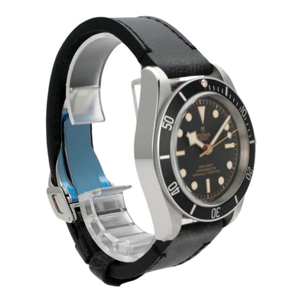 Tudor Heritage Black Bay Lederband Ref. M79230N-0008 mit schwarzem Zifferblatt und gealtertem Lederband.
