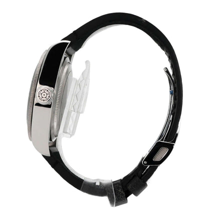 Tudor Heritage Black Bay Lederband M79230N-0008, seitliche Ansicht der Uhr mit schwarzem Lederband und Edelstahlgehäuse.