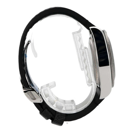 Tudor Heritage Black Bay Lederband Ref. M79230N-0008 seitliche Ansicht mit schwarzem Lederband und Edelstahl-Gehäuse.