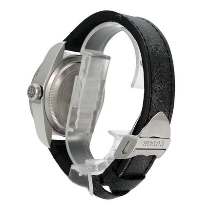 Tudor Heritage Black Bay Lederband mit schwarzem gealtertem Leder und Edelstahl-Faltschließe, Seitansicht der Uhr.
