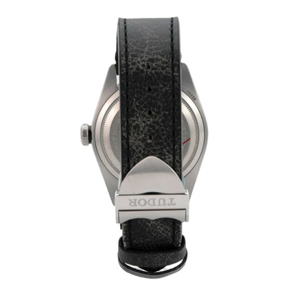 Tudor Heritage Black Bay Uhr mit schwarzem Lederband und Sicherheitsfaltschließe, Gehäuse aus Edelstahl.