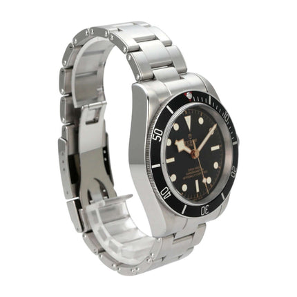 Tudor Heritage Black Bay 79230N-0009 mit Edelstahlgehäuse und schwarzem Zifferblatt, seitliche Ansicht.