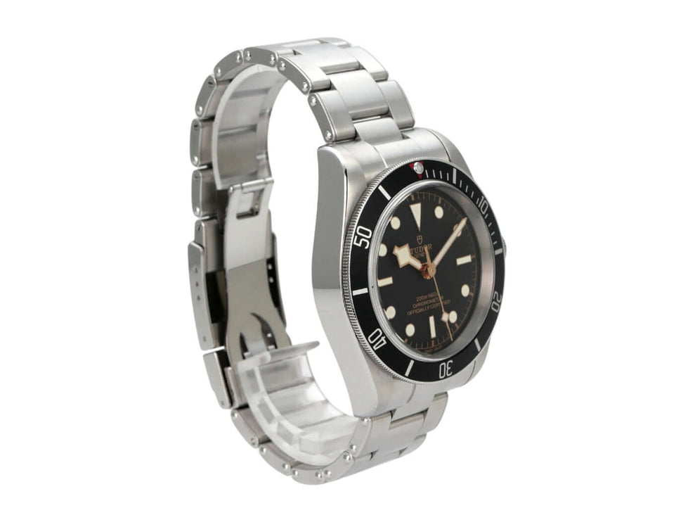 Tudor Heritage Black Bay 79230N-0009 mit Edelstahlgehäuse und schwarzem Zifferblatt, seitliche Ansicht.