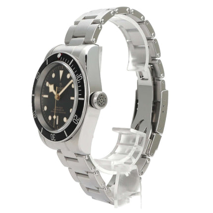 Tudor Heritage Black Bay M79230N-0009 mit Edelstahlgehäuse, schwarzer Lünette und Zifferblatt, seitliche Ansicht.