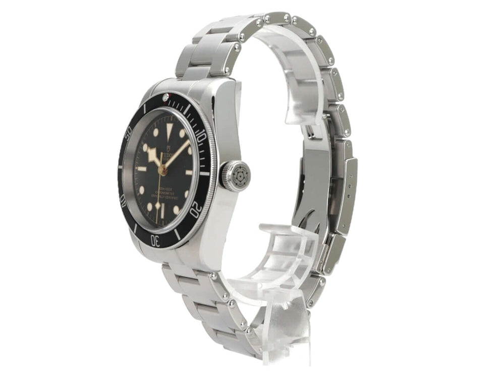 Tudor Heritage Black Bay M79230N-0009 mit Edelstahlgehäuse, schwarzer Lünette und Zifferblatt, seitliche Ansicht.