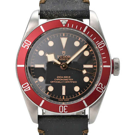 Tudor Black Bay M79230R-0005 Lederband mit rot-schwarzem Zifferblatt und Lederarmband im Vintage-Stil.