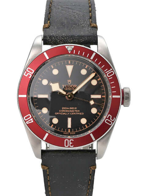 Tudor Black Bay M79230R-0005 Lederband mit rot-schwarzem Zifferblatt und Lederarmband im Vintage-Stil.