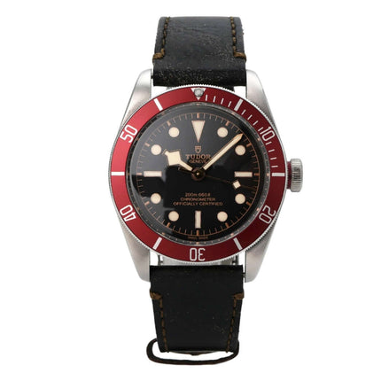 Tudor Black Bay M79230R-0005 Lederband Herrenuhr mit mattschwarzem Zifferblatt und roter Lünette