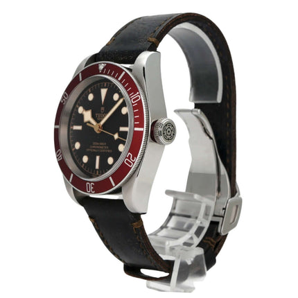Tudor Black Bay M79230R-0005 Lederband mit Edelstahlgehäuse und roter Lünette auf schwarzem Zifferblatt