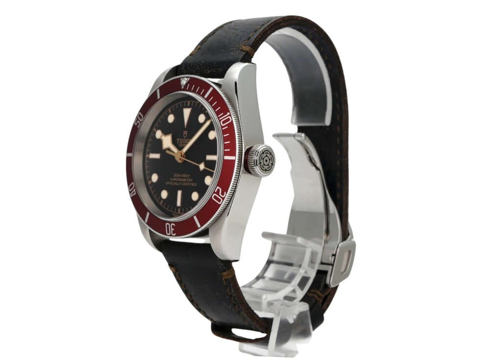 Tudor Black Bay M79230R-0005 Lederband mit Edelstahlgehäuse und roter Lünette auf schwarzem Zifferblatt