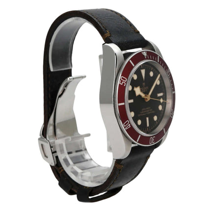 Tudor Black Bay M79230R-0005 Lederband mit Edelstahlgehäuse und Vintage-Lederarmband.