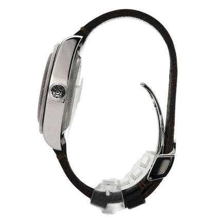 Tudor Black Bay M79230R-0005 Lederband seitliche Ansicht mit poliertem Edelstahlgehäuse und Vintage-Lederarmband.