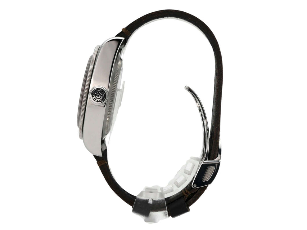 Tudor Black Bay M79230R-0005 Lederband seitliche Ansicht mit poliertem Edelstahlgehäuse und Vintage-Lederarmband.