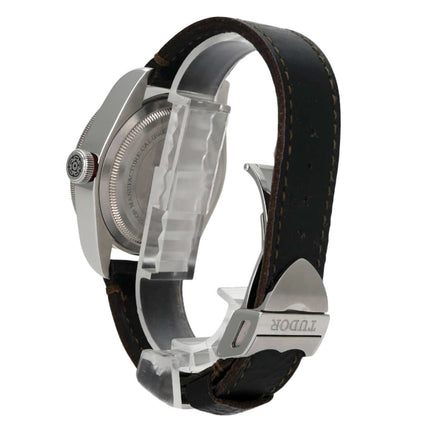 Tudor Black Bay M79230R-0005 Lederband mit Edelstahlgehäuse und Vintage-Lederarmband, seitliche Ansicht.