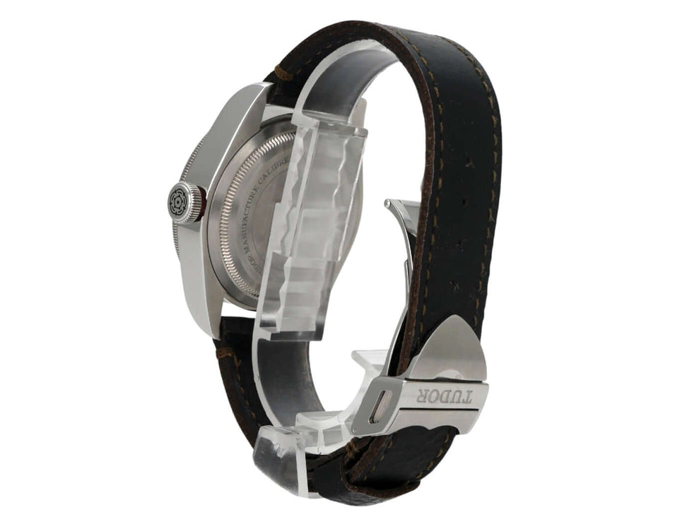 Tudor Black Bay M79230R-0005 Lederband mit Edelstahlgehäuse und Vintage-Lederarmband, seitliche Ansicht.
