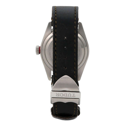 Tudor Black Bay M79230R-0005 Lederband Rückansicht mit Sicherheitsfaltschließe und Vintage-Lederarmband.
