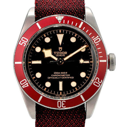 Tudor Black Bay M79230R-0009 bordeauxrotes Textilband, schwarze Zifferblatt- und Lünette-Ansicht