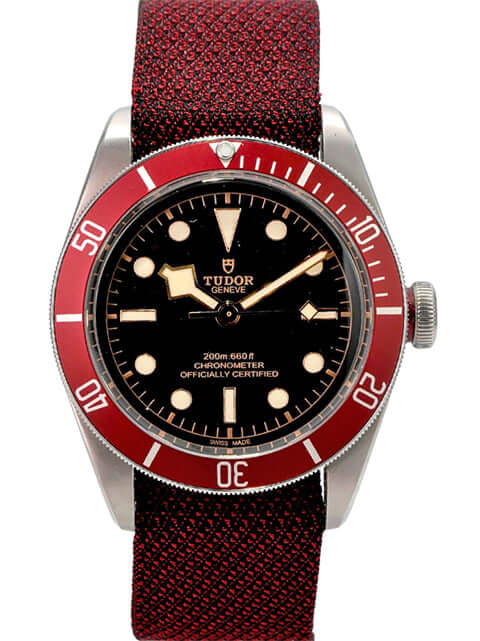 Tudor Black Bay M79230R-0009 bordeauxrotes Textilband, schwarze Zifferblatt- und Lünette-Ansicht