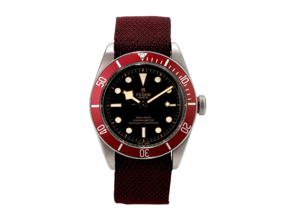 Tudor Black Bay M79230R-0009 bordeauxrotes Textilband, schwarzes Zifferblatt, Edelstahlgehäuse, bordeauxrote Lünette