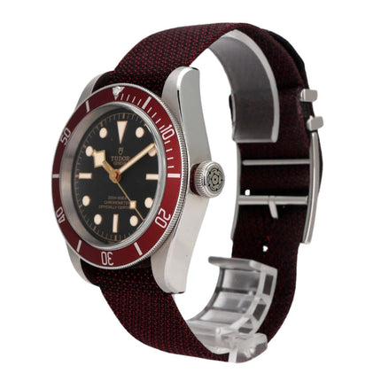 Tudor Black Bay M79230R-0009 bordeauxrotes Textilband, schwarze Zifferblattansicht mit Edelstahlgehäuse