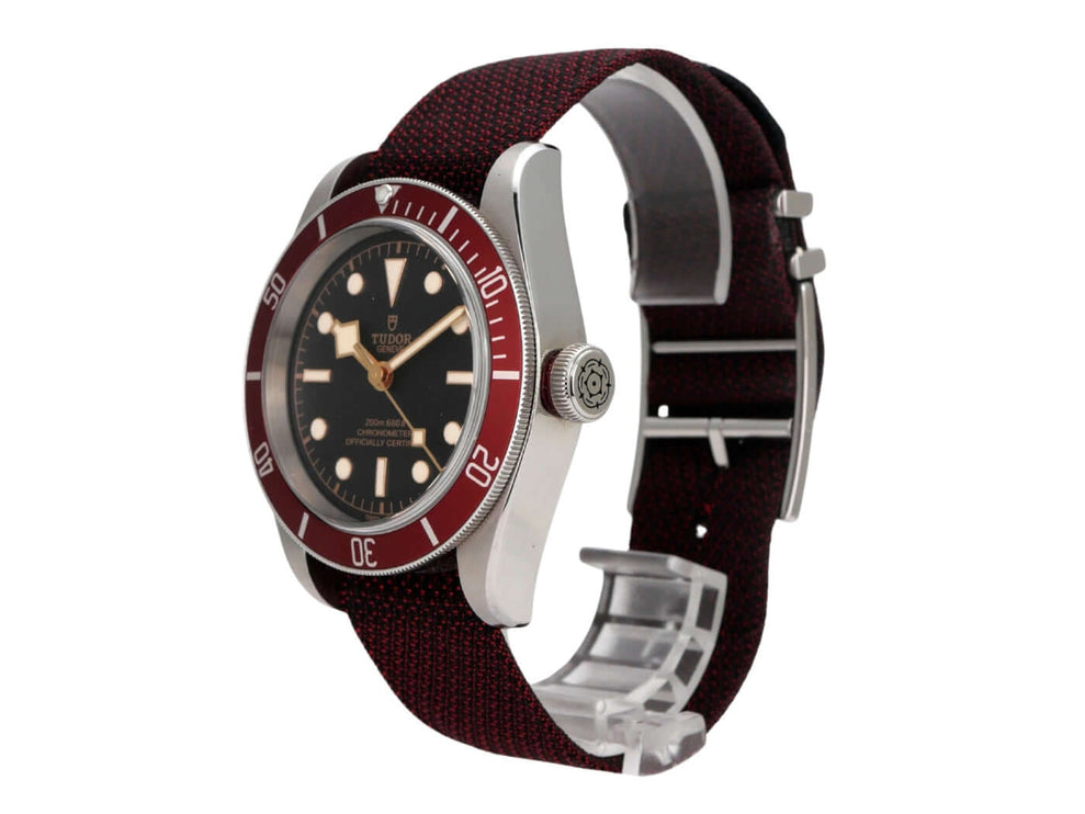 Tudor Black Bay M79230R-0009 bordeauxrotes Textilband, schwarze Zifferblattansicht mit Edelstahlgehäuse