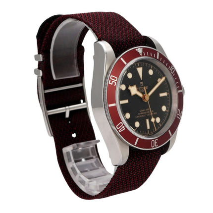 Tudor Black Bay M79230R-0009 bordeauxrotes Textilband, schwarze Zifferblattansicht mit Edelstahlgehäuse