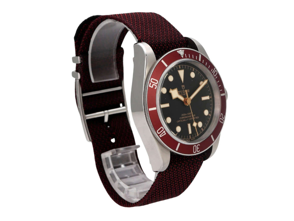Tudor Black Bay M79230R-0009 bordeauxrotes Textilband, schwarze Zifferblattansicht mit Edelstahlgehäuse
