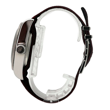 Tudor Black Bay M79230R-0009 bordeauxrotes Textilband, Edelstahlgehäuse, schwarzes Zifferblatt, Seitenansicht