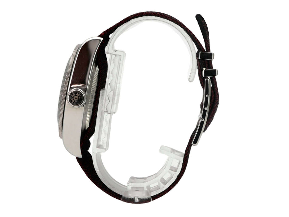 Tudor Black Bay M79230R-0009 bordeauxrotes Textilband, Edelstahlgehäuse, schwarzes Zifferblatt, Seitenansicht